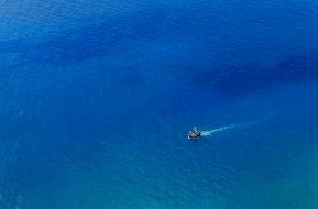 Старинное парусное судно в Атлантическом океане