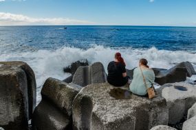 Туристы отдыхают на побережье Атлантического океана