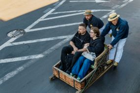 Туристів везуть з пагорба Монте до Лівраменто (Мадейра, Португалія)