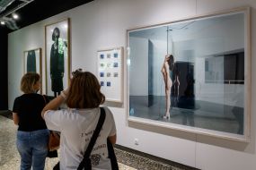 Туристки розглядають експонати фото-виставки