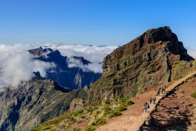 Туристи йдуть стежкою неподалік вершини гори Піку-ду-Арейру