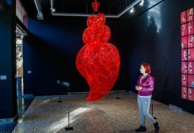 Туристка розглядає експонат виставки