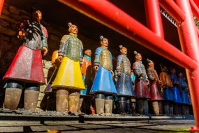 Статуї на території Південного Японського саду в тропічному саду Монте-Палацу (о. Мадейра (Португалія))