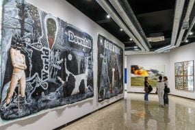 Туристки розглядають експонати виставки