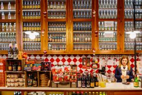 Магазин на території ромової фабрики