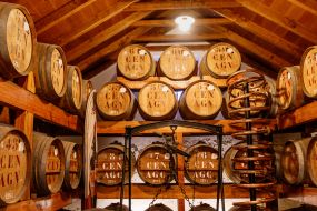 Бочки з ромом  на складі ромової фабрики