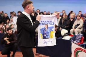 Перед соревнованием футболку с автографом Ярославы Магучих продали на аукционе за донат почти в 40 тысяч гривен на Силы обороны