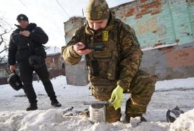 Саперы обезвреживают взрывоопасные элементы после атаки в Харькове