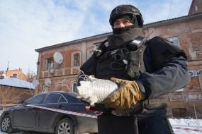 Саперы обезвреживают взрывоопасные элементы после атаки в Харькове