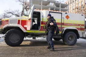 Саперы обезвреживают взрывоопасные элементы после атаки в Харькове