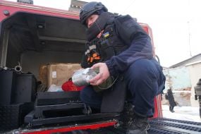 Саперы обезвреживают взрывоопасные элементы после атаки в Харькове