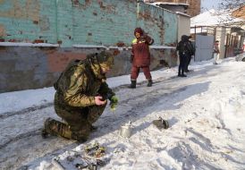 Саперы обезвреживают взрывоопасные элементы после атаки в Харькове