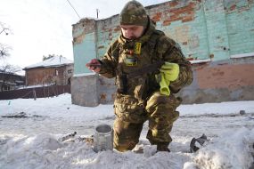 Саперы обезвреживают взрывоопасные элементы после атаки в Харькове