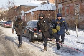 Саперы обезвреживают взрывоопасные элементы после атаки в Харькове