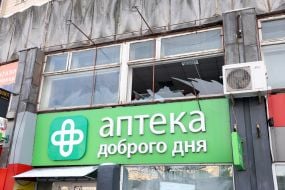 Выбитые стекла в окнах здания в результате комбинированной атаки РФ на Киев