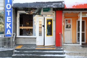 В результате комбинированной атаки РФ в доме выбиты стекла в окнах и дверях