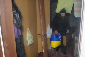 Жители эвакуируются из жилого дома после атаки БПЛА в Харькове