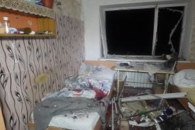 Окровавленная постель на кровати в жилом доме после атаки БпЛА