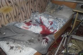 Окровавленная постель на кровати в жилом доме после атаки БпЛА