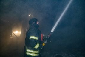 Спасатели тушат пожар в жилом доме после атаки БПЛА в Харькове