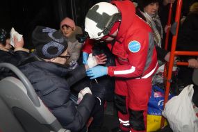 Медики оказывают первую помощь людям после атаки БПЛА в Харькове