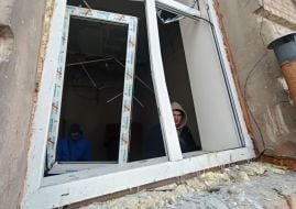 Перекошенные рамы в окнах в жилом доме после атаки БПЛА в Харькове