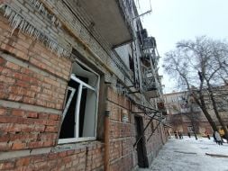 Перекошенные рамы в окнах в жилом доме после атаки БПЛА в Харькове