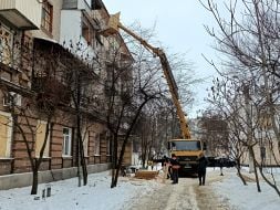 Сотрудники коммунального хозяйства забивают фанерой выбитые после атаки БпЛА окна в жилом доме в Харькове