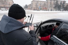 An electronic warfare device in the hands of a man in civilian clothes in the center of the city of Druzhkivka in the Donetsk region