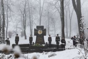 Volodymyr Zelensky laid flowers at the memorial cross to the Heroes of Krut