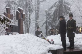Volodymyr Zelensky laid flowers at the memorial cross to the Heroes of Krut