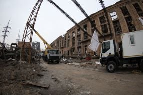 Последствия российских ракетных ударов по Дарницкой ТЭЦ в Киеве