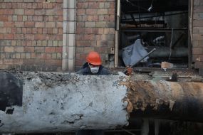 Последствия российских ракетных ударов по Дарницкой ТЭЦ в Киеве