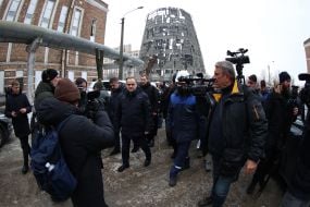 Иностранным дипломатам показывают Дарницкую ТЭЦ в Киеве после массированной атаки РФ