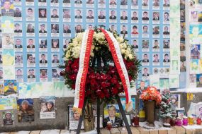 A wreath from Polish Prime Minister Donald Tusk at the Wall of Remembrance on Mykhailivska Square in Kyiv