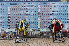 Wreaths from Volodymyr Zelenskyy and Donald Tusk at the Wall of Remembrance on Mykhailivska Square in Kyiv