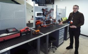 Зона мехатронного складання в першій в Україні лабораторії робототехніки RoboLab в Києві