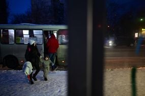 Пассажиры на остановке маршрутки в Киеве