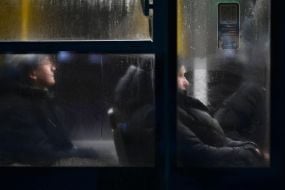 Пассажиры за окном маршрутки в Киеве