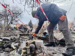 Чоловік розглядає уламки ракети