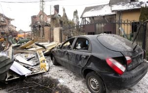 Пошкоджений автомобіль та напівзруйновані будинки на Софіївській Борщагівці