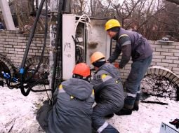 Электрики ремонтируют распределительный электрощит