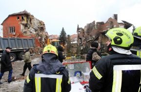 Рятувальники біля зруйнованих житлових будинків на Софіївській Борщагівці