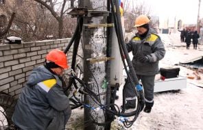 Электрики ремонтируют распределительный электрощит