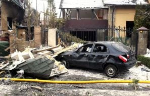 Пошкоджений автомобіль та напівзруйнований будинок на Софіївській Борщагівці