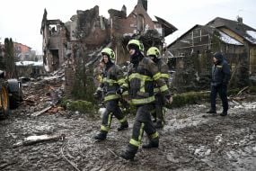 Рятувальники біля зруйнованих житлових будинків на Софіївській Борщагівці