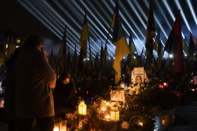 Символические "Лучи памяти" над могилами павших защитников во Львове