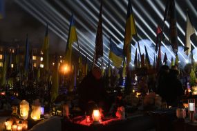 Символические "Лучи памяти" над могилами павших защитников во Львове