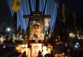 Символические "Лучи памяти" над могилами павших защитников во Львове