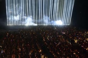 Символические "Лучи памяти" над могилами павших защитников во Львове